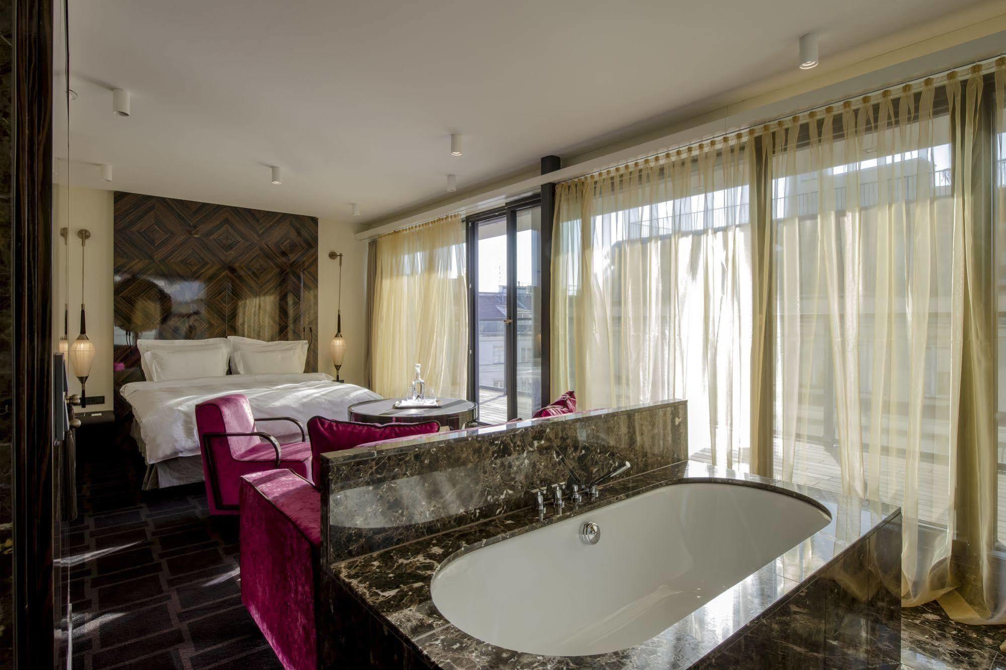 Hotel Lamee Wien Ngoại thất bức ảnh A suite at the Mandarin Oriental, Munich