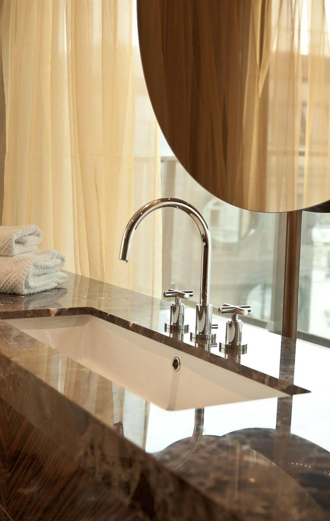 Hotel Lamee Wien Ngoại thất bức ảnh A widespread lavatory faucet