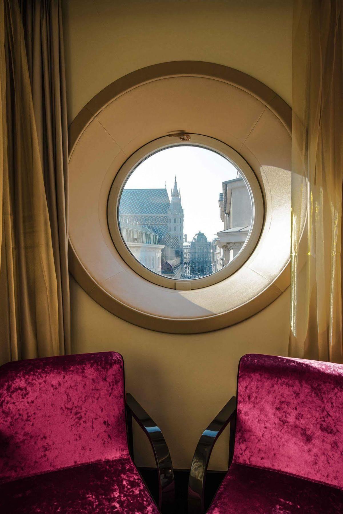 Hotel Lamee Wien Ngoại thất bức ảnh A porthole window in a hotel room